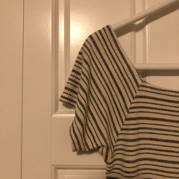 Shoulder Top 💕 - Picture 3 of 5